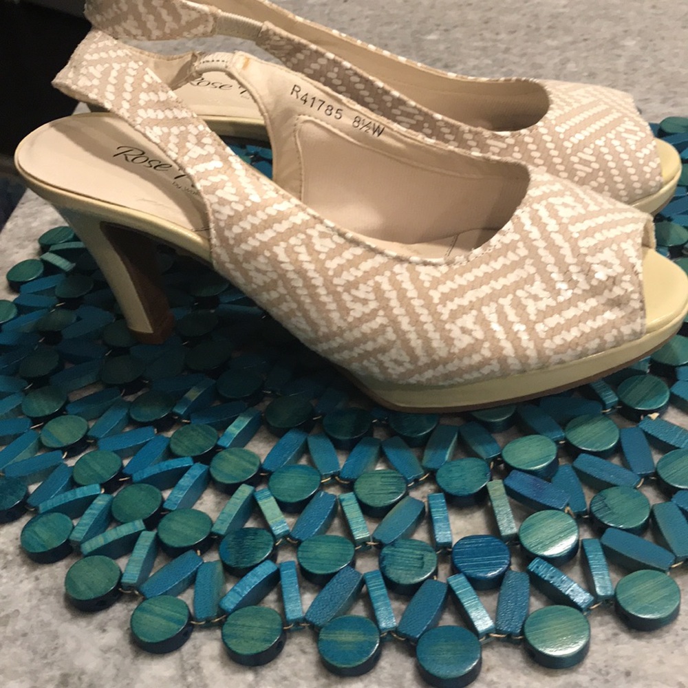 Rose Petals by Walking Cradles sz 8.5 Wide New/never worn no box